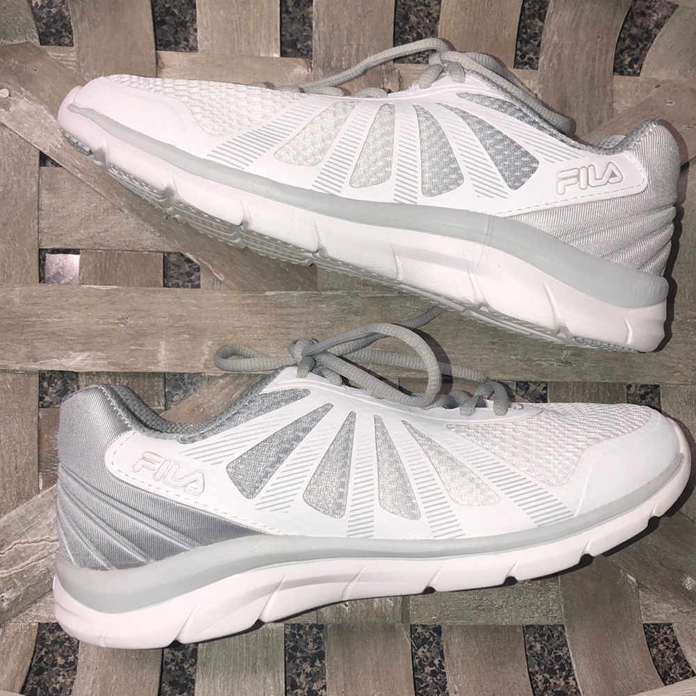 Final Sale 🎉 FILA shoes